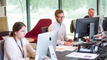 employees-sitting-in-office